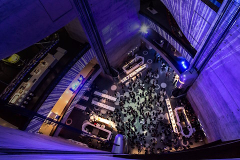 Mercedes-Benz Museum, Hochzeitslocation Stuttgart, Kontaktbild