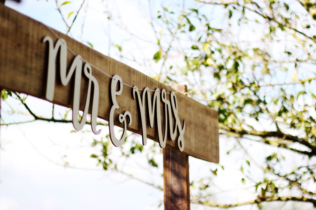 Schild mit Schriftzug Mister und Miss