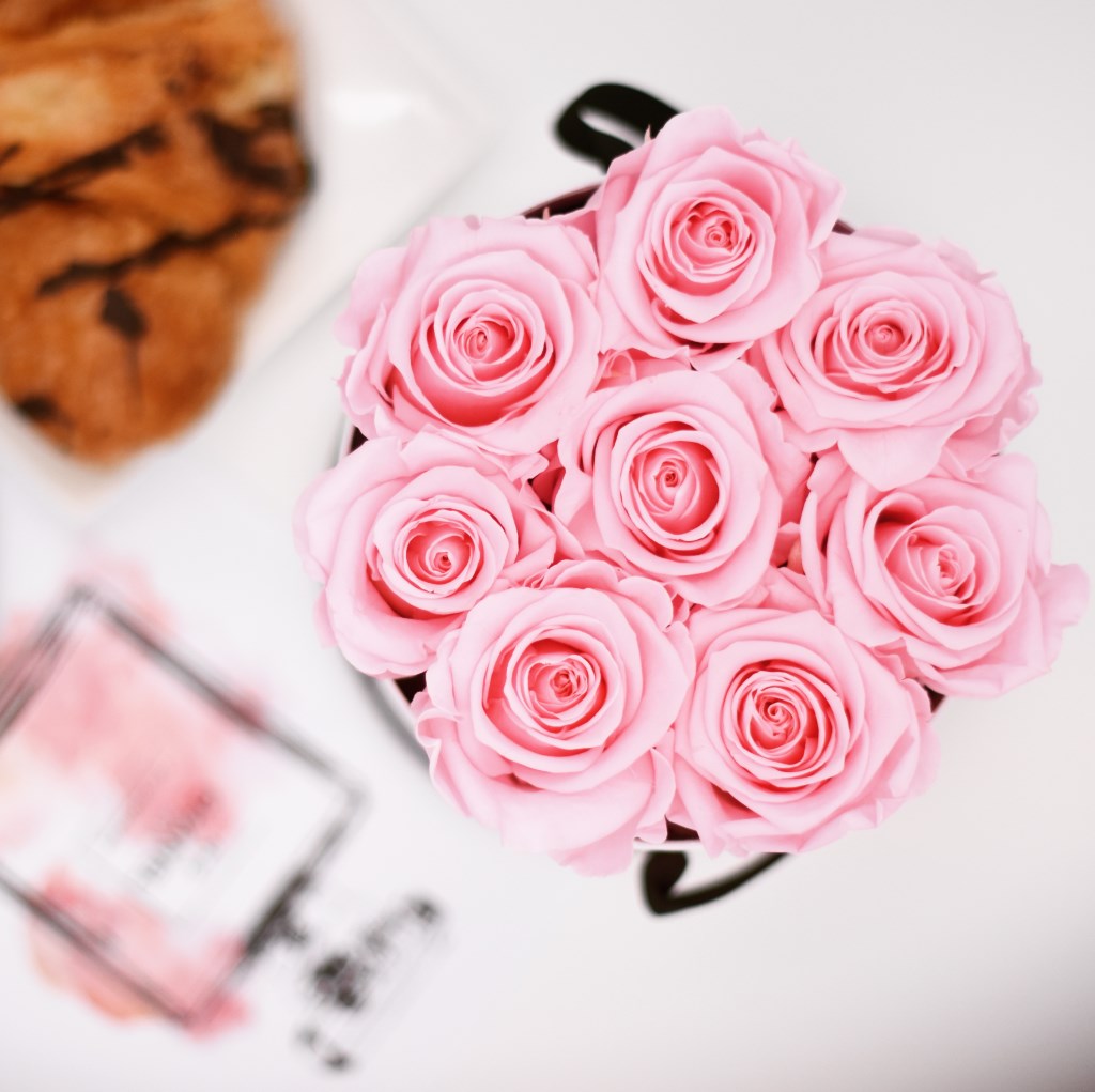 Love Flowerbox mit rosafarbenen Rosen zur Hochzeit