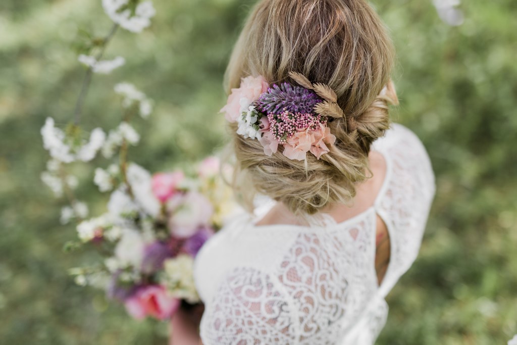 Braut mit Blumen im Haar