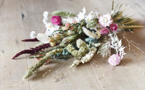 Moderne Trockenblumen-Sträuße liebevoll arrangiert Bild 1