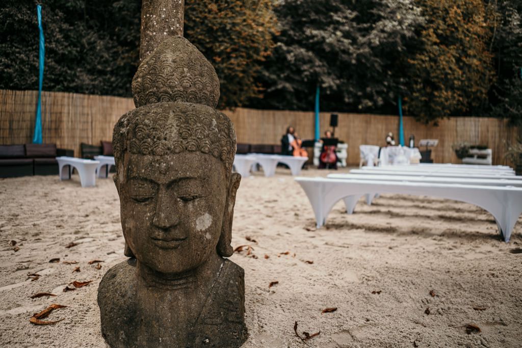 Beach Club mit Buddha Statue