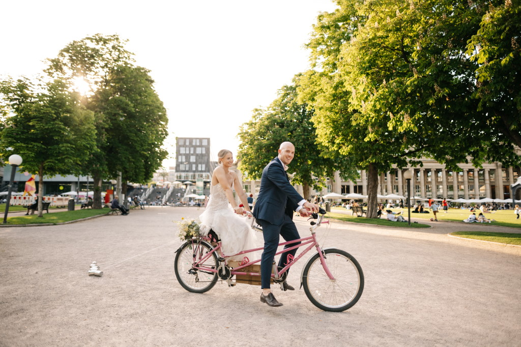 Brautpaar auf Tandem
