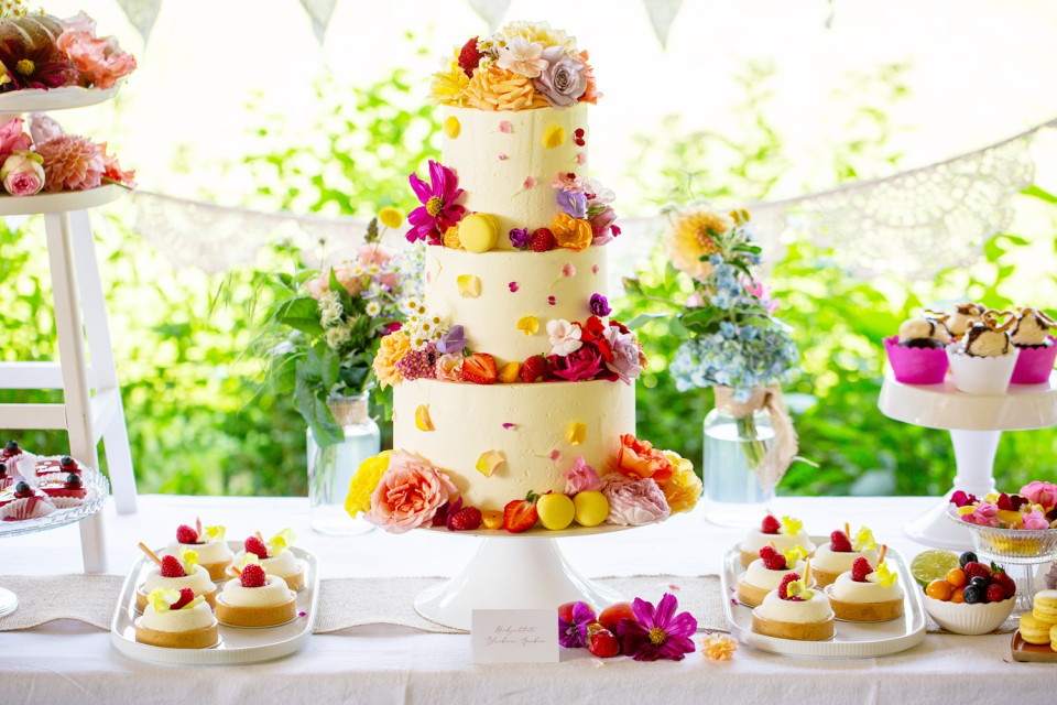Bunter Sweet Table für eine sommerliche Gartenhochzeit Bild 1