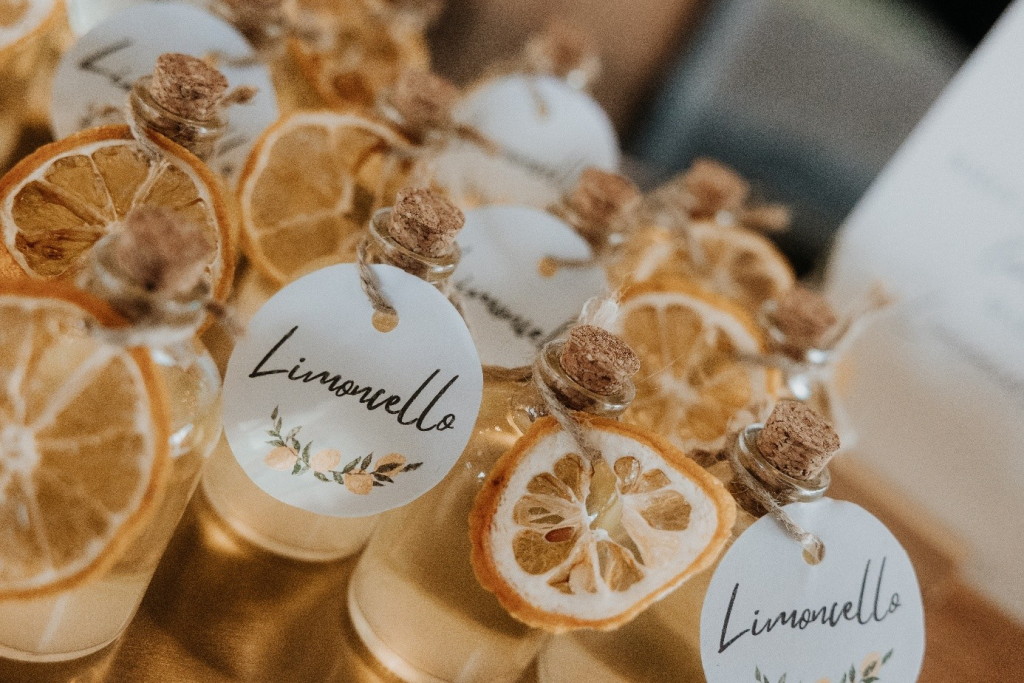 Flaschen mit Limoncello als Gastgeschenke